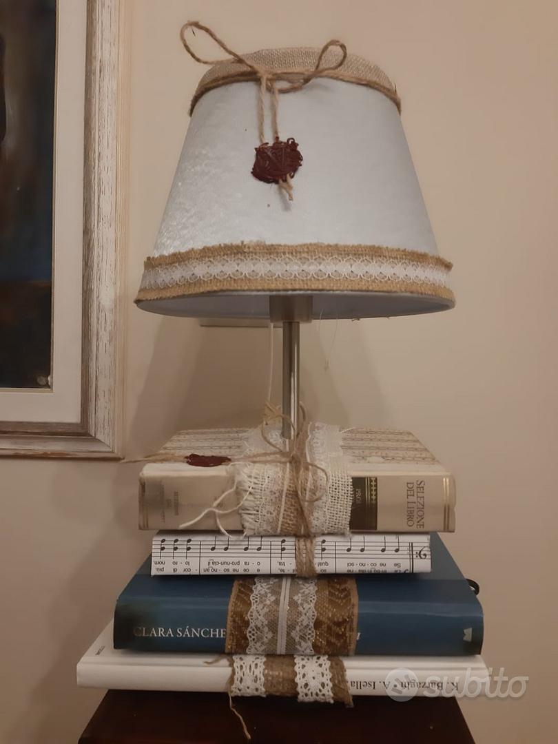 Lampada artigianale con libri vecchi