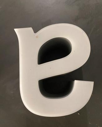 Lettera a ex insegna gronte in plex bianco