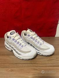 Nike Air Max 95 bianche/grigie con dettagli lilla