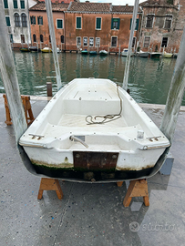 Scafo trimarano