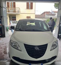 Lancia Ysilon Elefantino bianca 2016-manuale.
