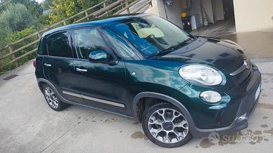 Fiat 500L trekking con tetto panoramico.