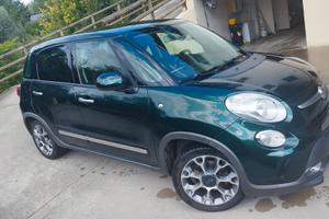 Fiat 500L trekking con tetto panoramico.