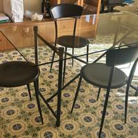 Tavolo in cristallo con sedie