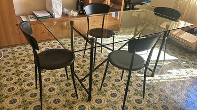 Tavolo in cristallo con sedie