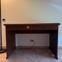 Scrivania in legno colore noce