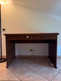 Scrivania in legno colore noce