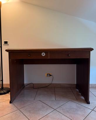 Scrivania in legno colore noce