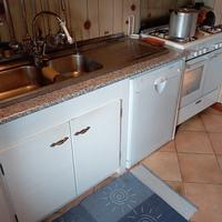 Cucina: piano cottura, forno, cappa, lavastoviglie