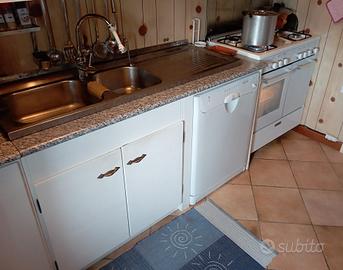 Cucina: piano cottura, forno, cappa, lavastoviglie