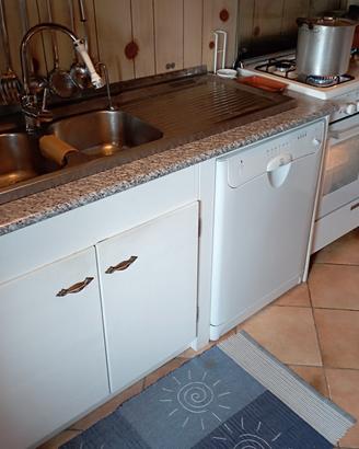 Cucina: piano cottura, forno, cappa, lavastoviglie