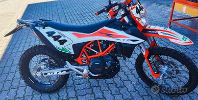 KTM 690 Enduro R accessoriata