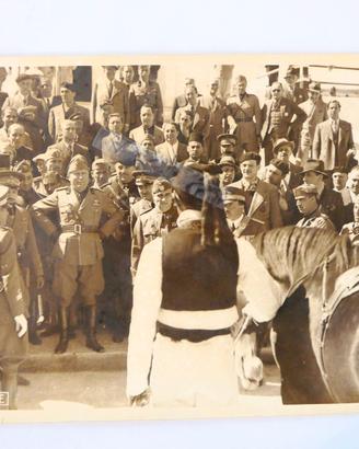 Foto b/n raffigurante il Duce in visita in Libia