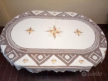 Tovaglia ovale ricamata, collezione