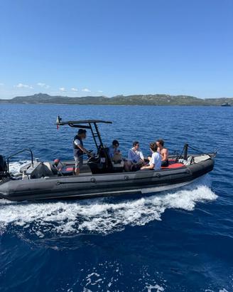 Gommone con scafo in alluminio