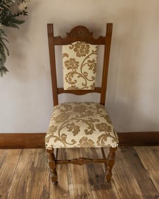 Sedia in legno classica con seduta imbottita