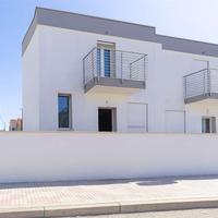 Nuova villa bifamiliare con ampio giardino