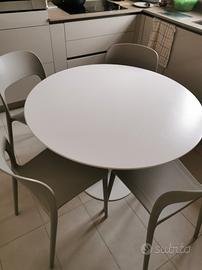 Tavolo cucina - soggiorno con 4 sedie