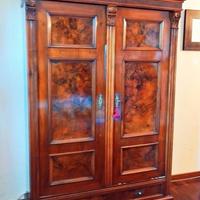 Armadio in radica di noce lucidato a mano