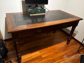 Scrivania antica