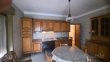 cucina completa  da 7 metri pochissimo usata 