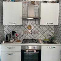 Cucina con forno e piano cottura