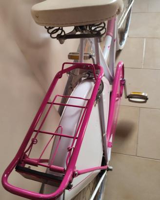Una bici da corsa e una da donna usate
