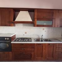 Cucina   con elettrodomestici  inclusi
