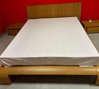 Letto matrimoniale + comodini