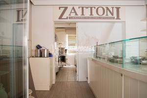 LOCALE COMMERCIALE A DUE PASSI DAL MARE