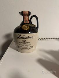 Bottiglia vintage di Ballantine’s Finest Scotch