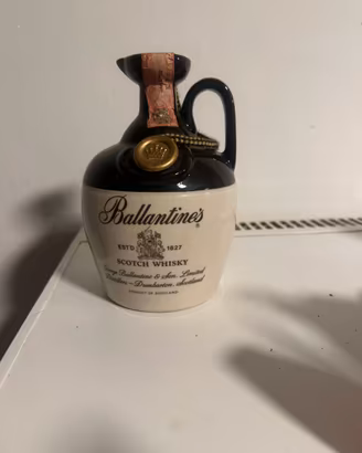 Bottiglia vintage di Ballantine’s Finest Scotch