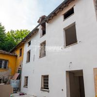 PORZIONE DI CASA RISTRUTTURATA CON AMPIO BOX DOPPI