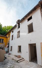 PORZIONE DI CASA RISTRUTTURATA CON AMPIO BOX DOPPI