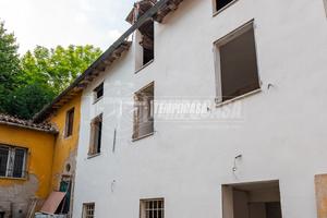 PORZIONE DI CASA RISTRUTTURATA CON AMPIO BOX DOPPI