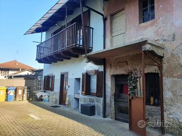 CASA SEMINDIPENDENTE A FRONT