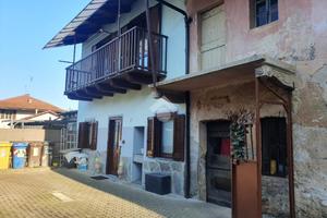 CASA SEMINDIPENDENTE A FRONT