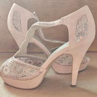 Decolletè con pizzo a rete e tacco 11