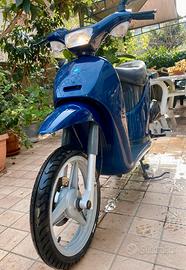 Piaggio Free 50 blu motorino con parabrezza