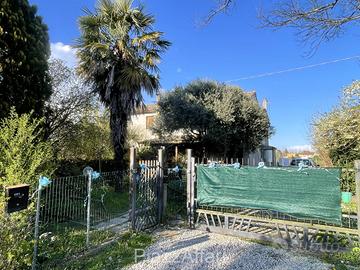 Casa accostata con annesso