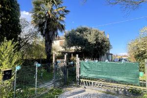 Casa accostata con annesso