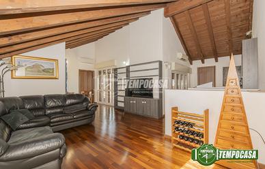 PENTALOCALE SU 2 LIVELLI CON TERRAZZO!