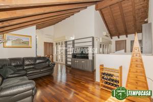 PENTALOCALE SU 2 LIVELLI CON TERRAZZO!