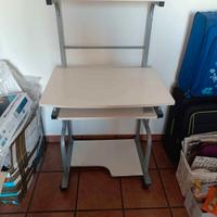 scrivania porta computer 