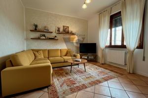 PORZIONE DI BIFAMILIARE CON SCOPERTO PRIVATO - LOV