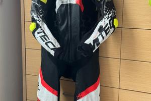 Tuta in pelle, casco, stivali, abbigliamento moto