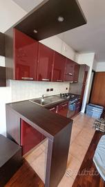 Cucina completa con penisola