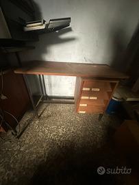 Scrivania in legno vintage