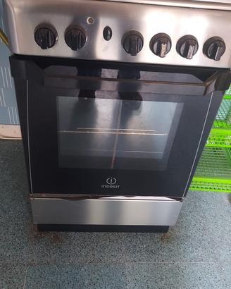Cucina Indesit a gas con forno