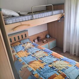 Cameretta letto a castello e armadio